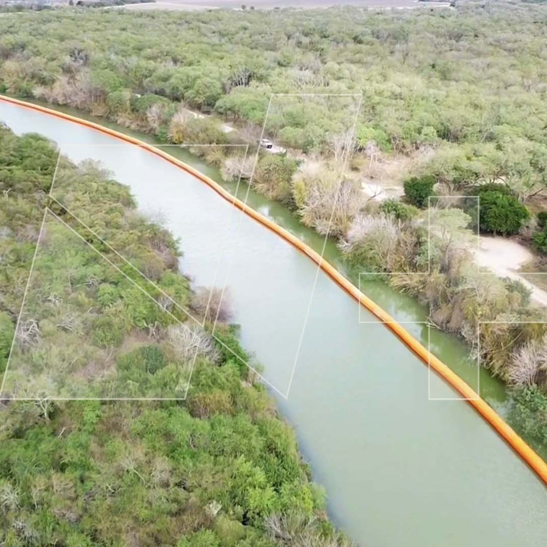 Así se Ve la Instalación de Boyas en el Río Bravo Entre Matamoros y Brownsville