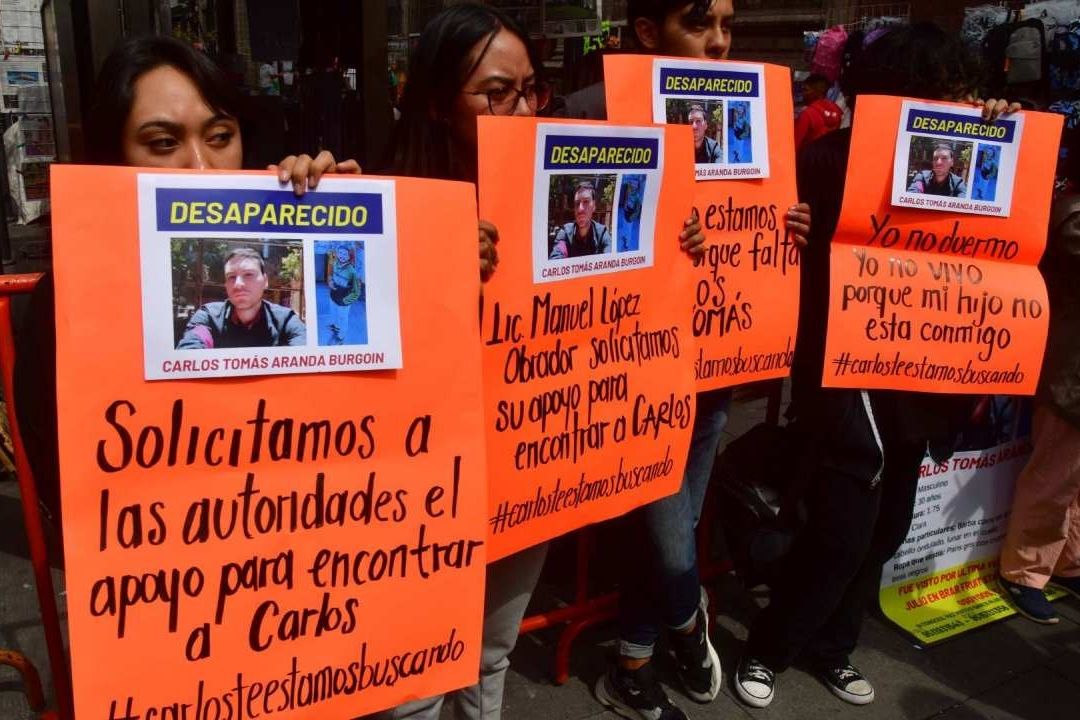 Familiares y amigos de Carlos Aranda cerca de Palacio Nacional el 3 de agosto de 2023
