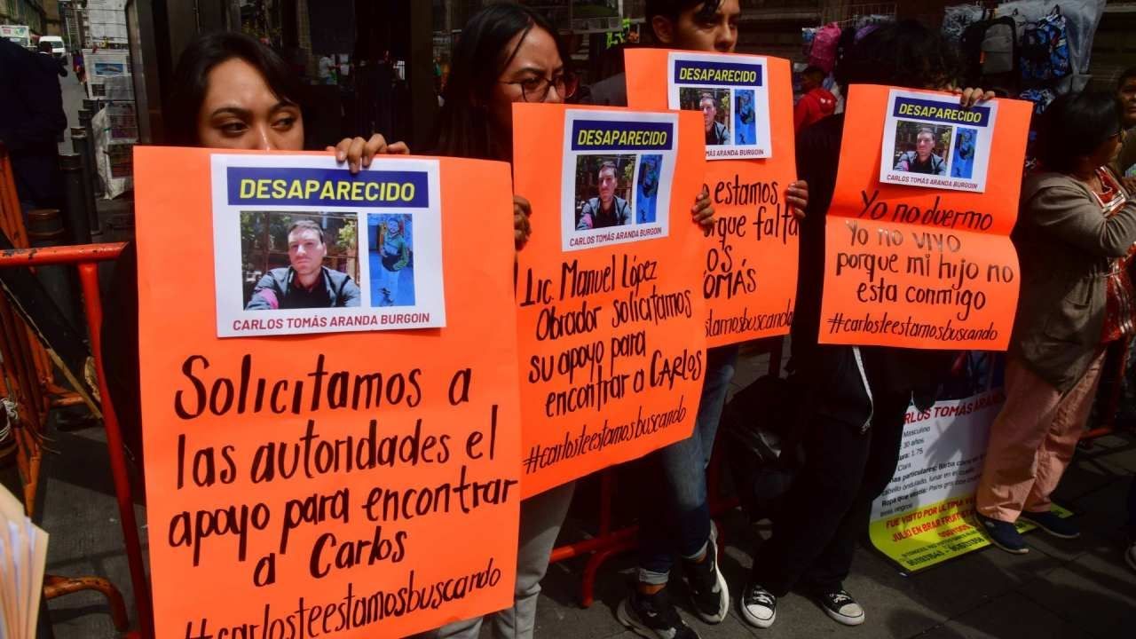 Familiares y amigos de Carlos Aranda cerca de Palacio Nacional el 3 de agosto de 2023