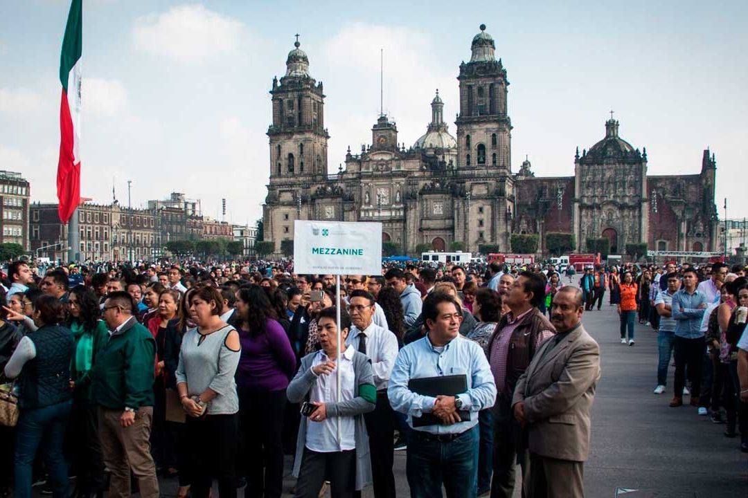 Capitalinos participan en macrosimulacro en CDMX, en septiembre de 2019