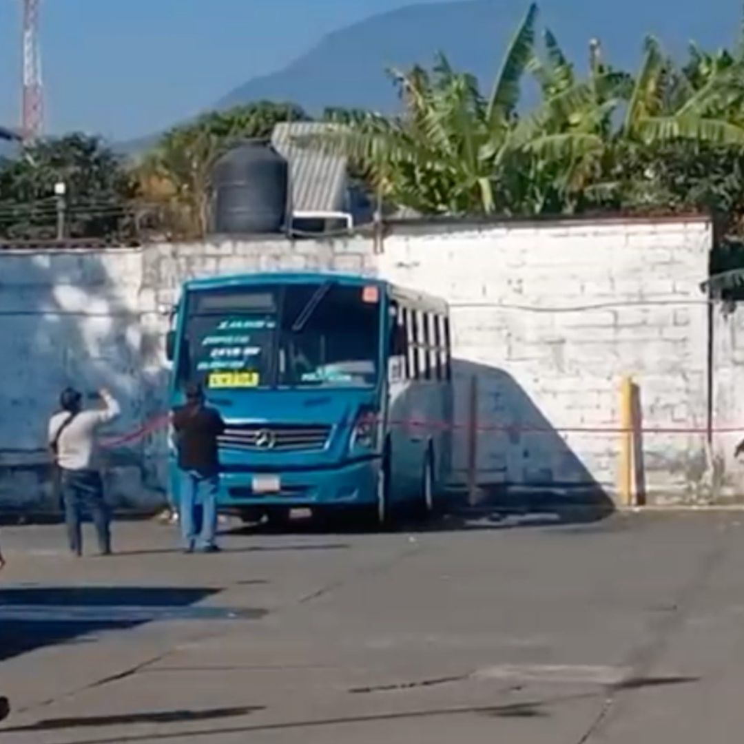 acordonamiento y unidad de transporte público donde murió un hombre.
