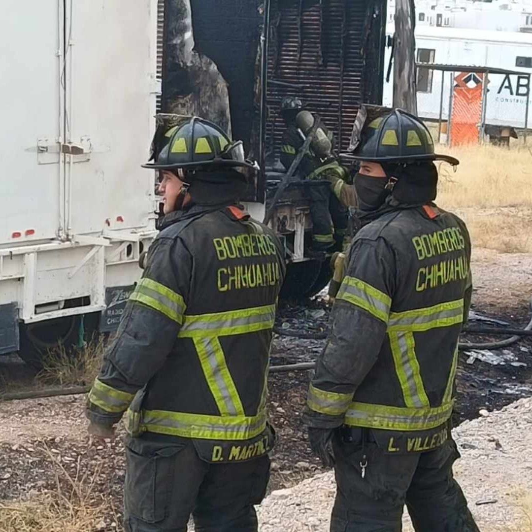 Incendio Consume Caja de Tráiler en Nave Industrial en la Ciudad de Chihuahua