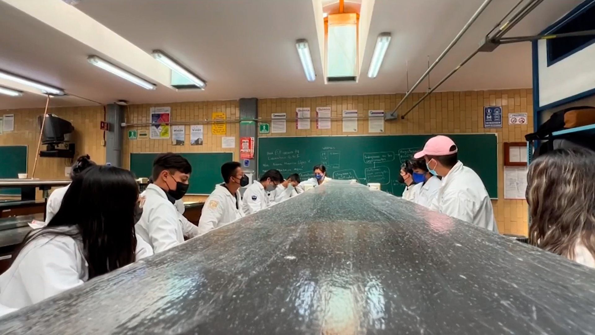 Estudiantes caminando hacia la escuela en una comunidad rural de México