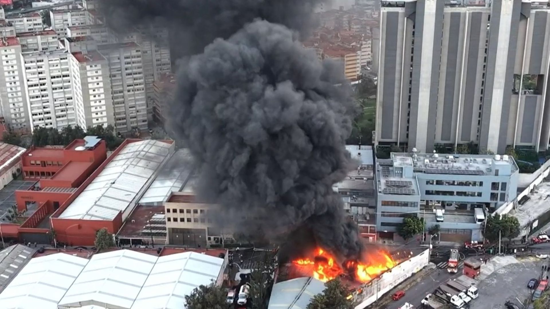 Unidades de bomberos se desplazaron al lugar del incidente.