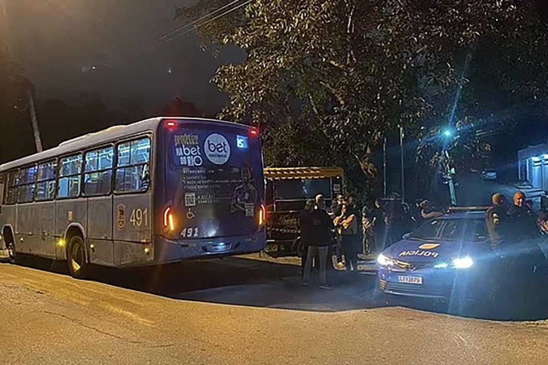 Niña Muere al Asomarse por Ventana de Autobús; Se Despedía de Amigos