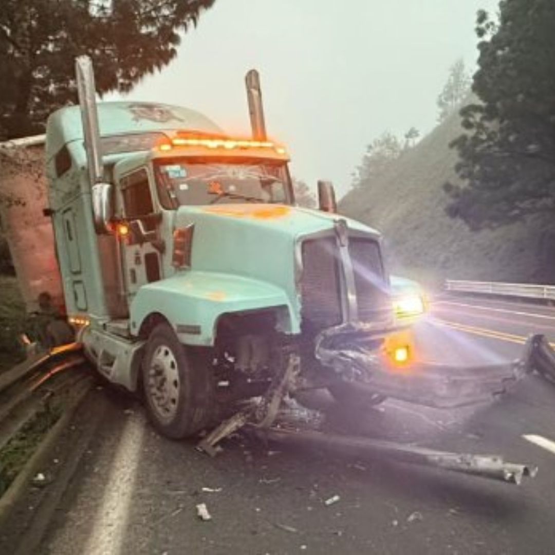 Accidente de Tráiler sobre Carretera Tulancingo Tihuatlán en Puebla