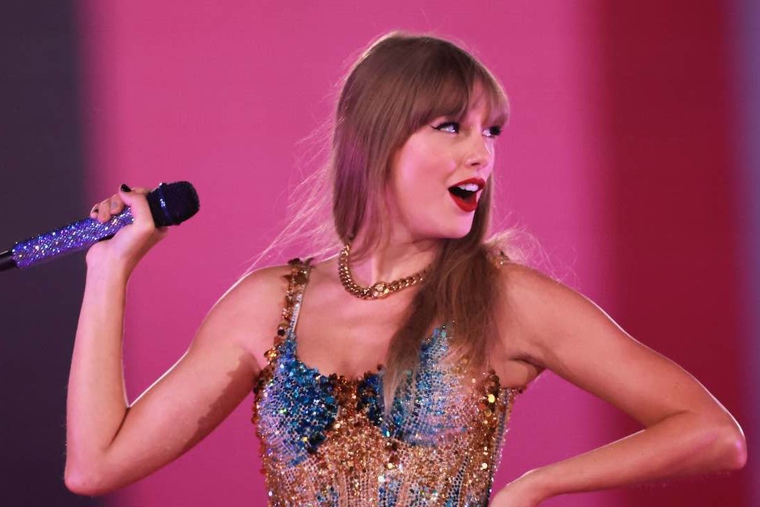 Taylor Swift durante un concierto en California en 2023