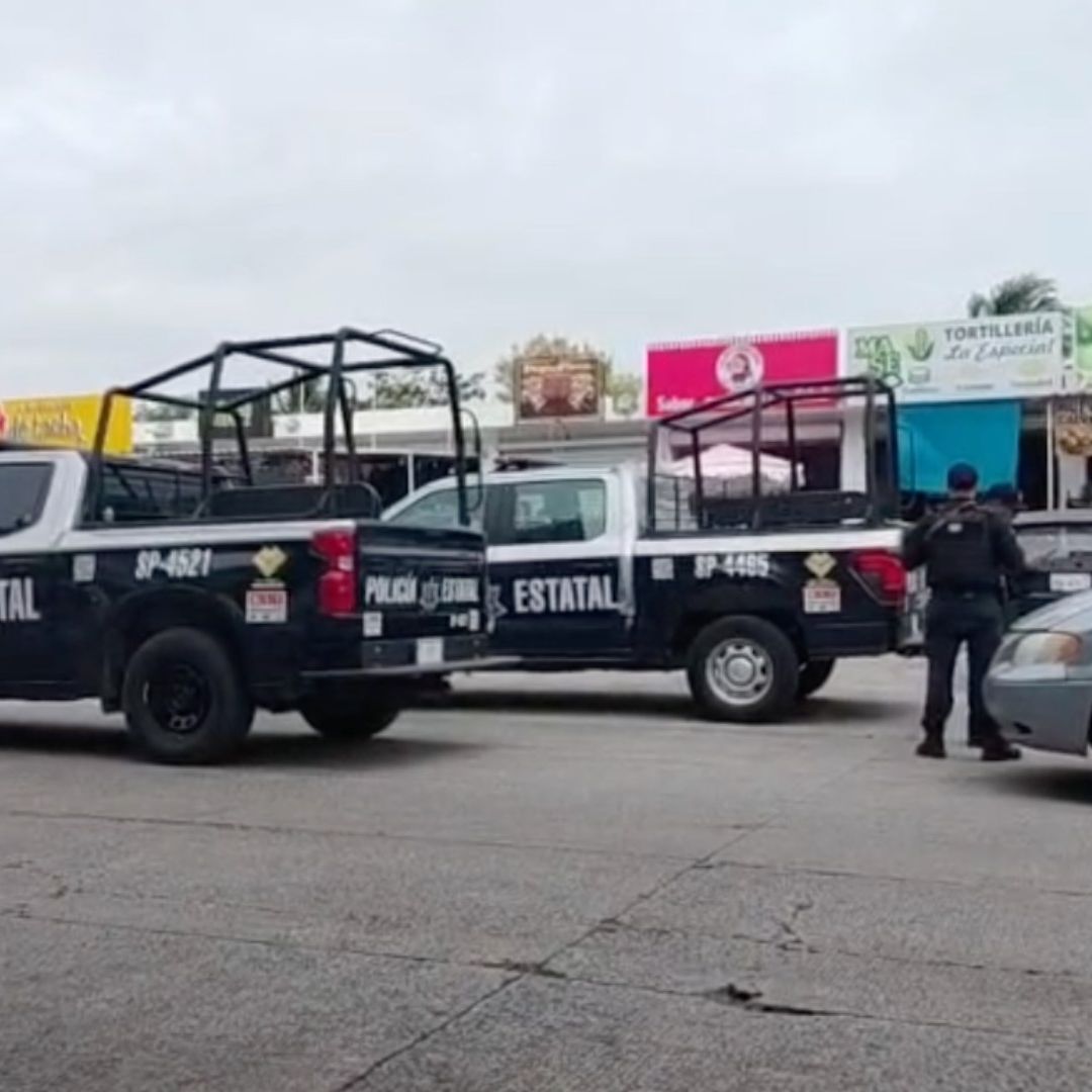 movilización policíaca hombre muerto en vía publica en fraccionamiento de Medellín de Bravo.