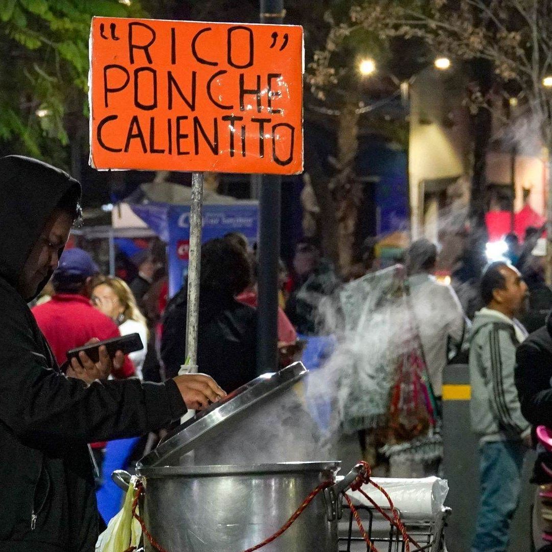 Capitalinos buscan bebidas calientes para mitigar el frío en CDMX