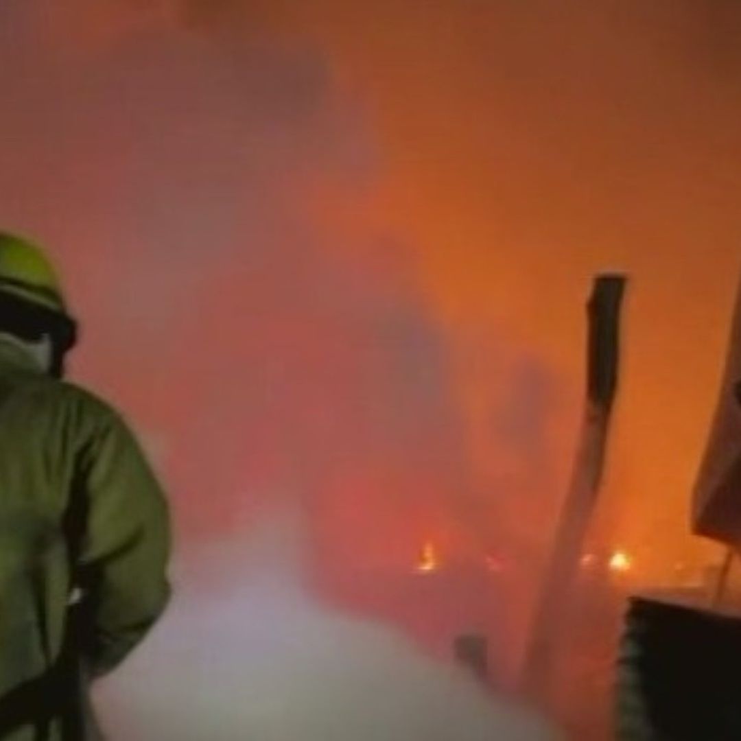 Bombero sofocando el incendio en Tejaban
