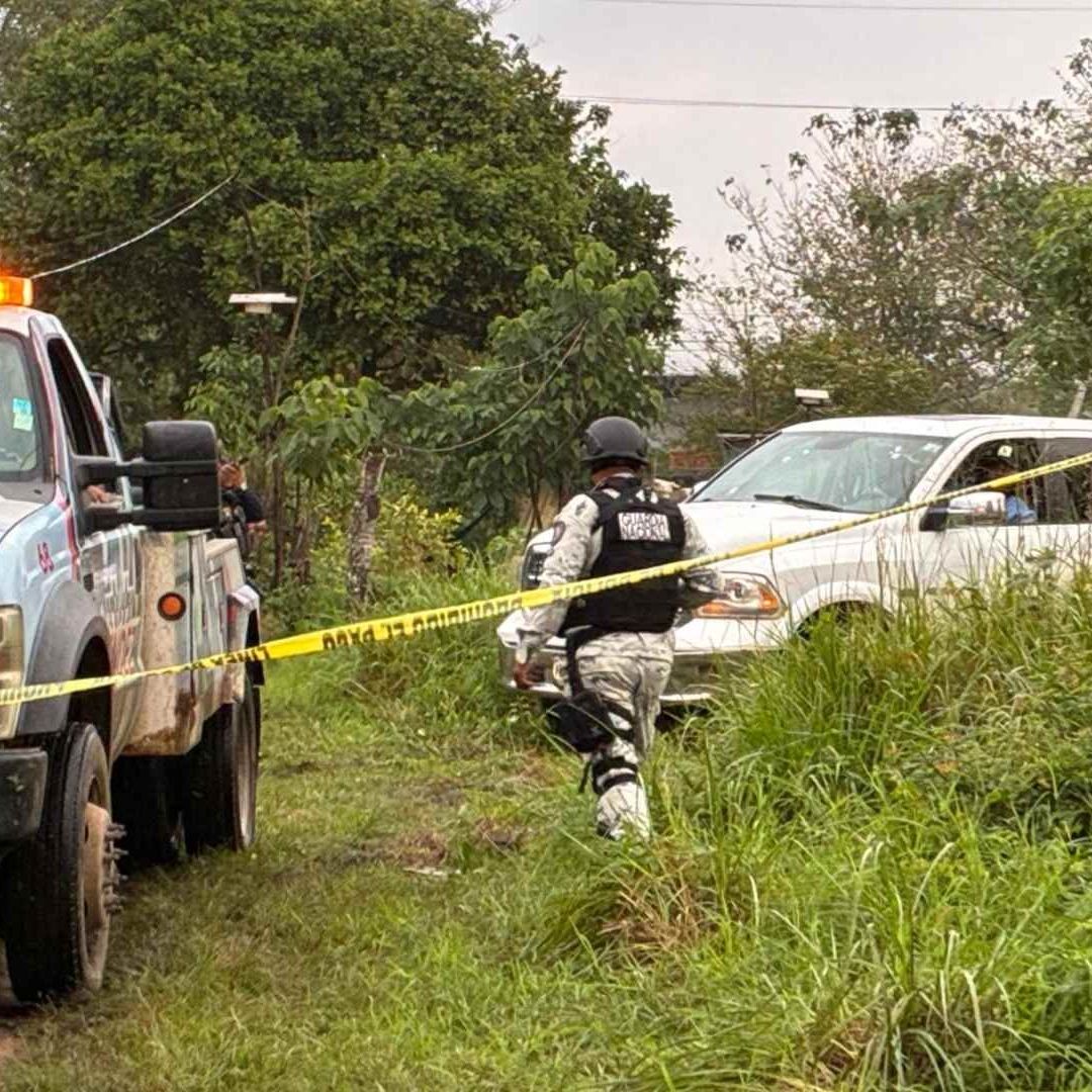 Acordonamiento y Camioneta asegurada tras un presunto enfrentamiento a disparos en el sur de Veracruz.