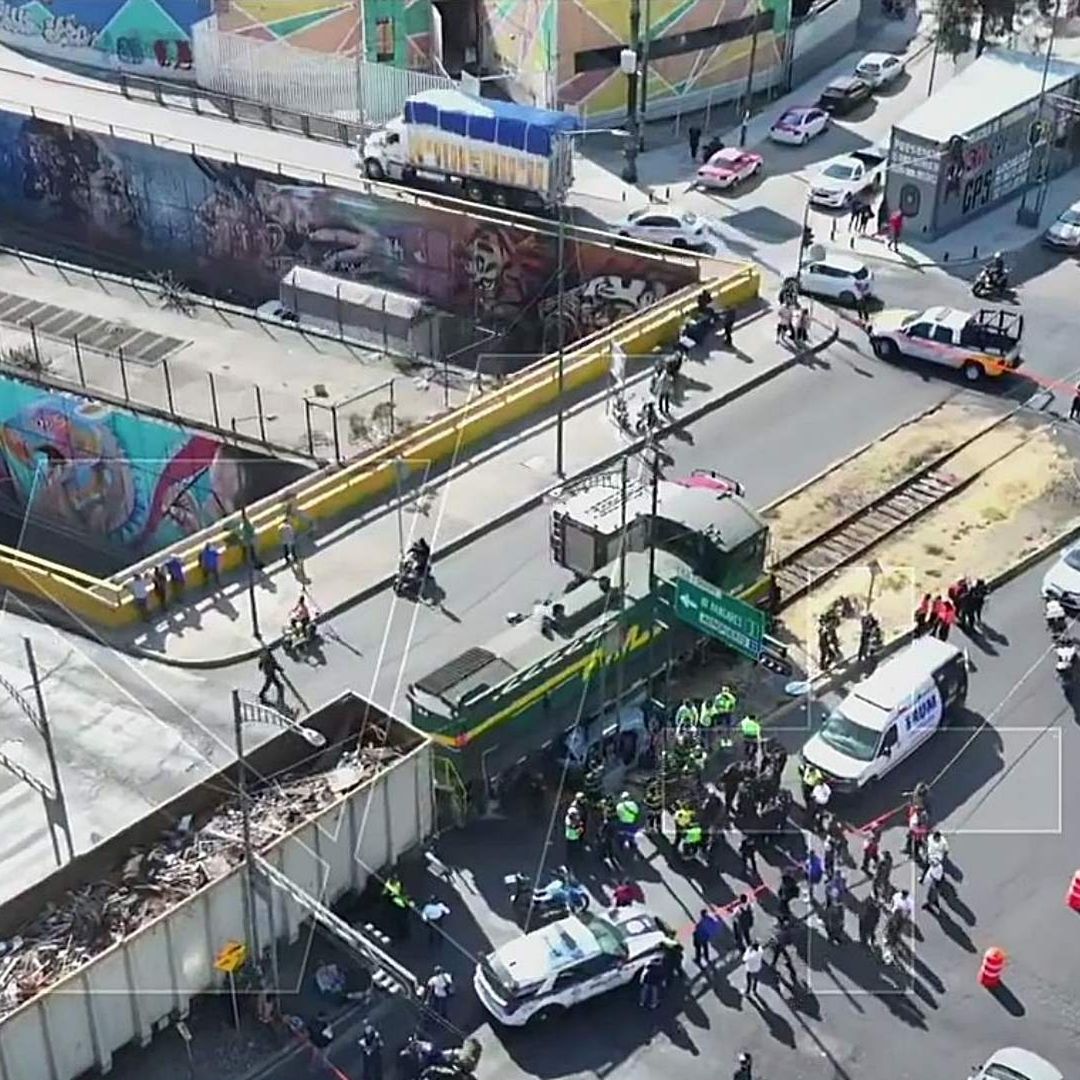 Un tren embistió un automóvil en el Eje 1 Oriente esquina con Circuito Interior, en CDMX. Foto: Captura de pantalla