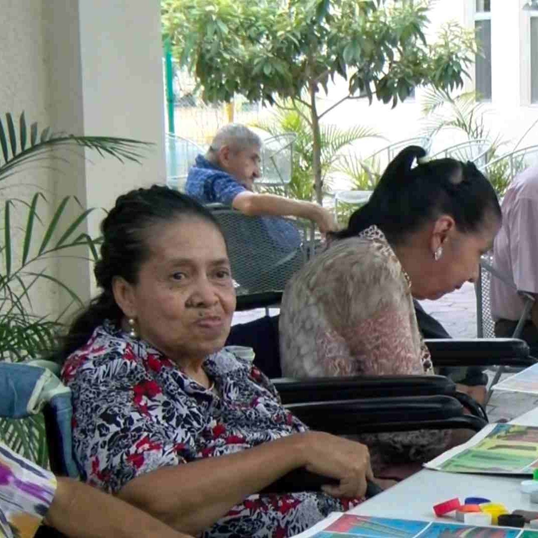 Los abuelitos que viven en 'Hogar de la Misericordia' pasan sus días tratando de entretenerse jugando lotería