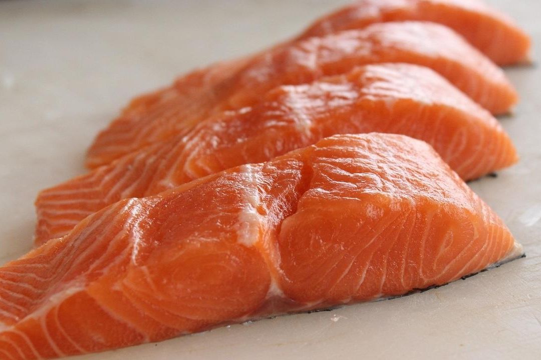 Una cliente grabó a un parásito dentro del empaque de Salmón en un famoso supermercado