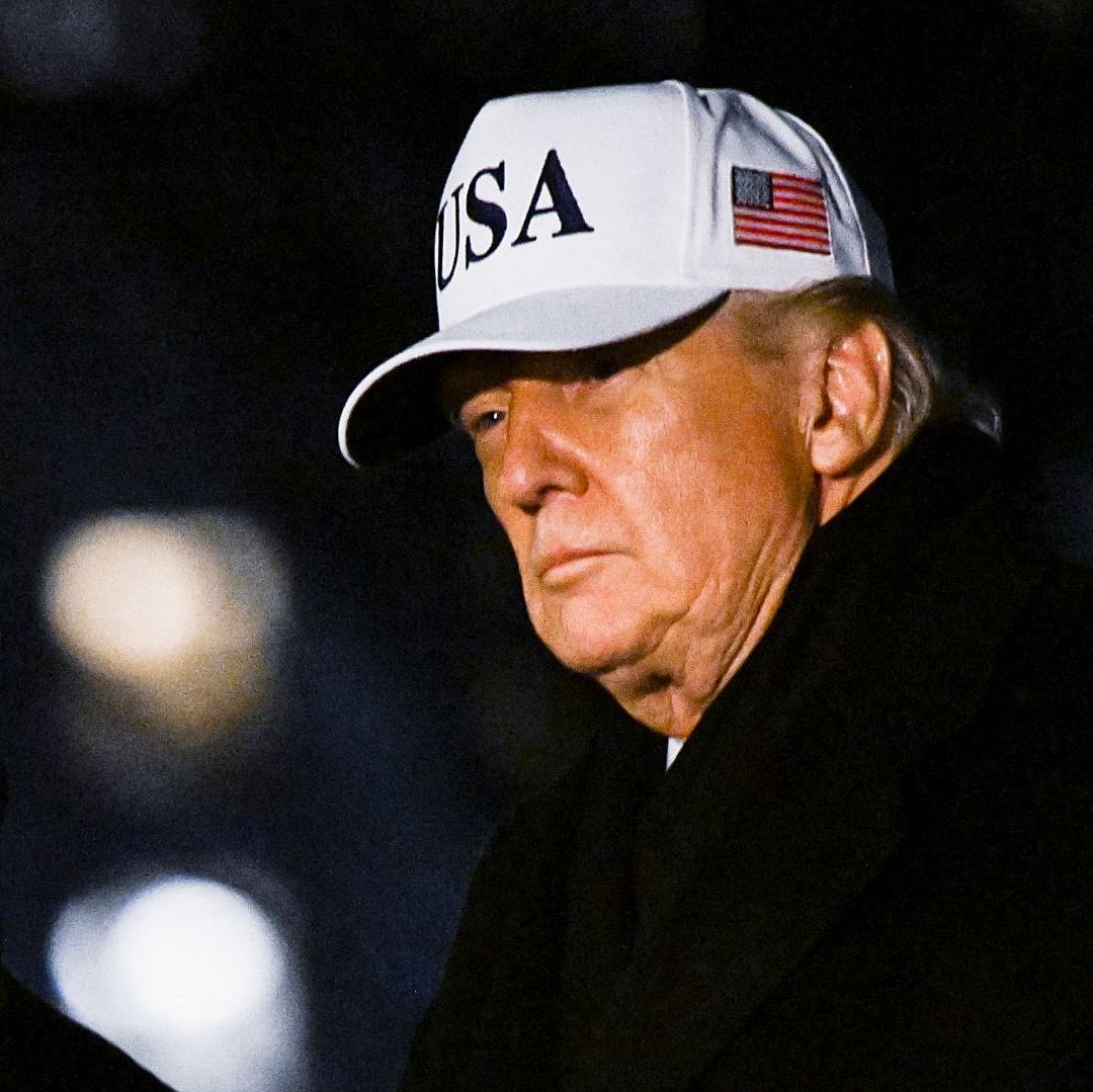 Donald Trump saluda mientras camina a su llegada al jardín sur de la Casa Blanca el 27 de enero de 2026. Foto: Reuters