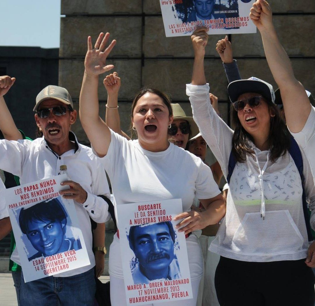 Personas que buscan a sus familiares desaparecidos protestan en la Estela de Luz