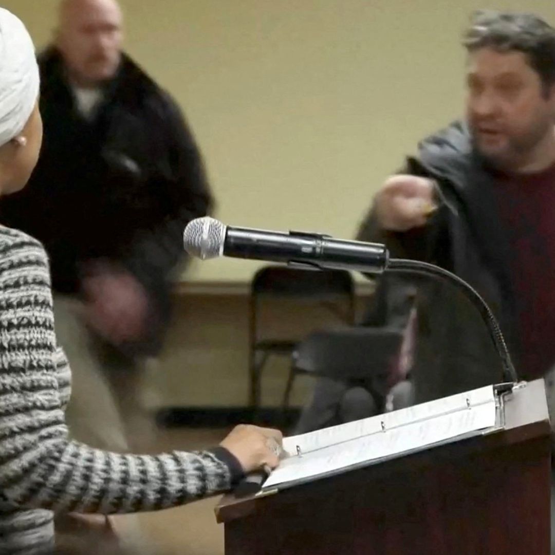 Rocían Líquido Desconocido a Ilhan Omar, Congresista Estadounidense, en Minneapolis.