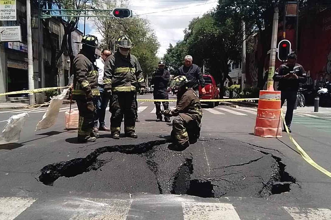 Un socavón de 3 metros de diámetro que se formó en la colonia Roma, en CDMX