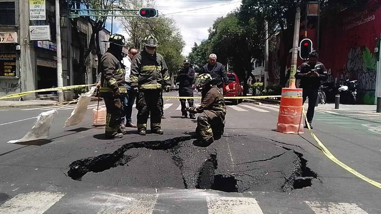 Un socavón de 3 metros de diámetro que se formó en la colonia Roma, en CDMX