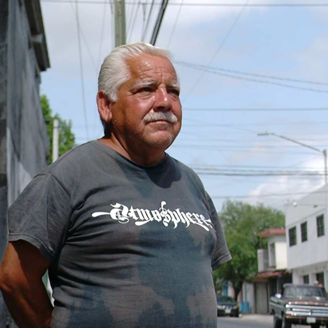 Don José espera tener más trabajo ahora que los alumnos regresan a clases y algunos necesitan ajustar su uniforme