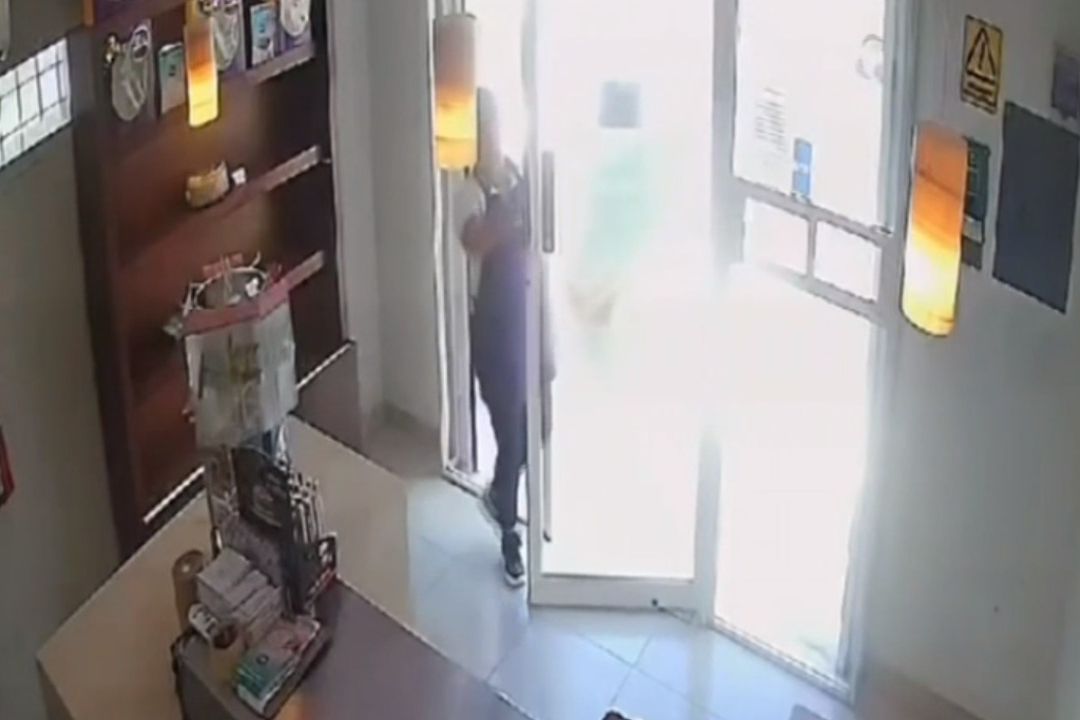 Reconocen a Valiente Empleada que Encerró a Ladrón en Pastelería de Campeche