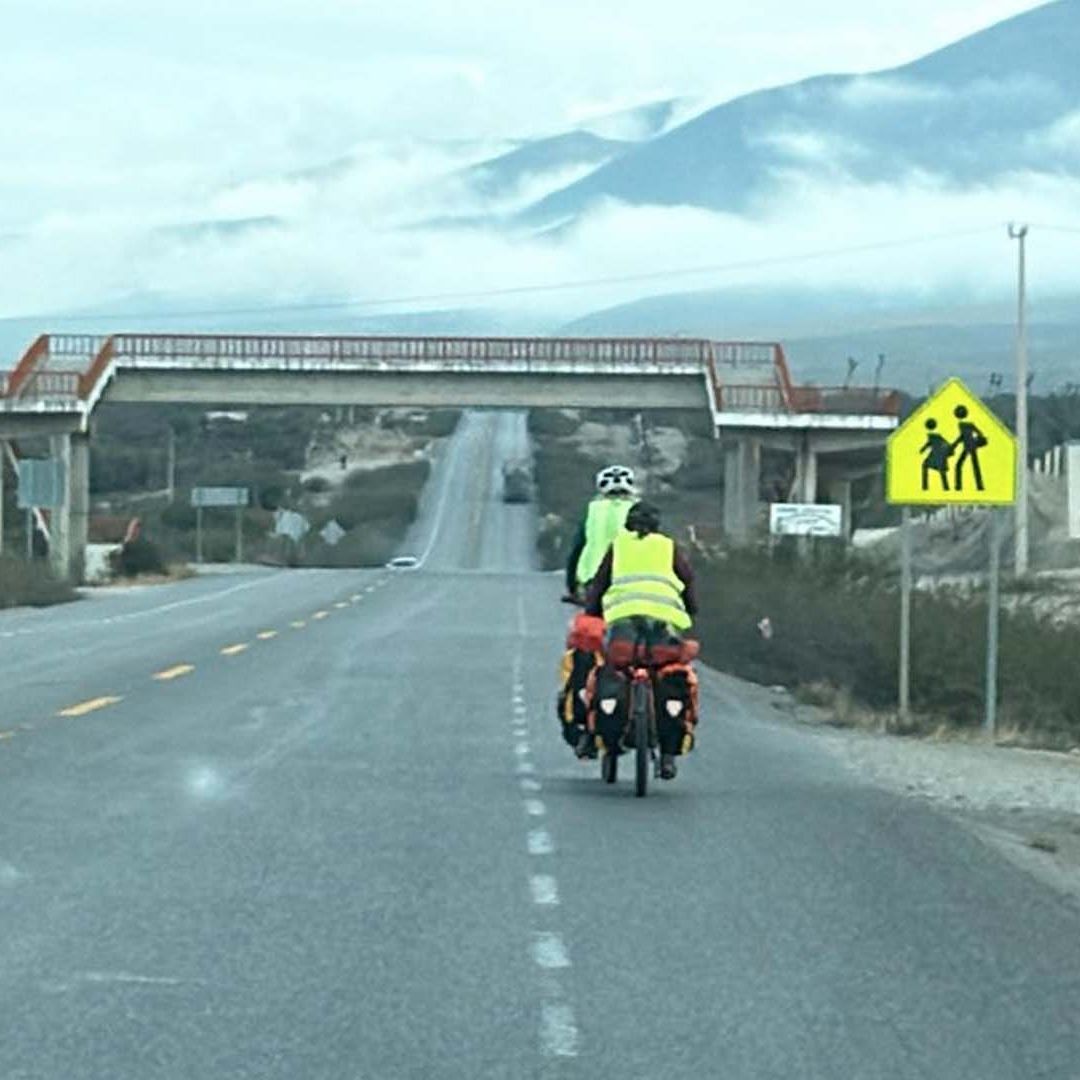 Pareja de Ciclistas de Holanda Recorren Tamaulipas y es Auxiliada en Carretera