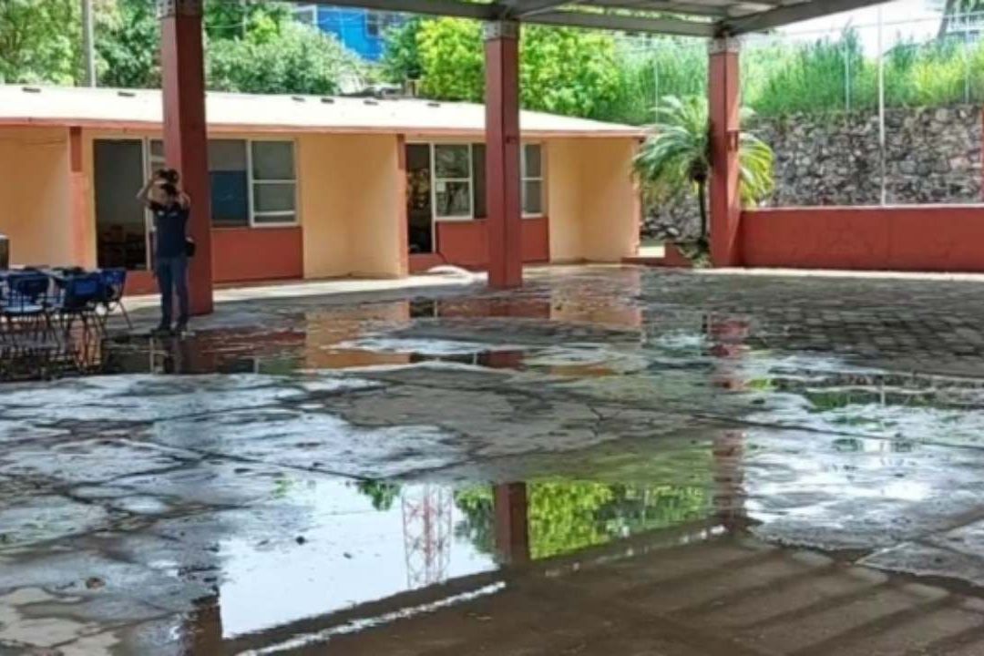 Con el Agua Hasta el Cuello, Se Inundan Salones de Primaria en Boca del Río