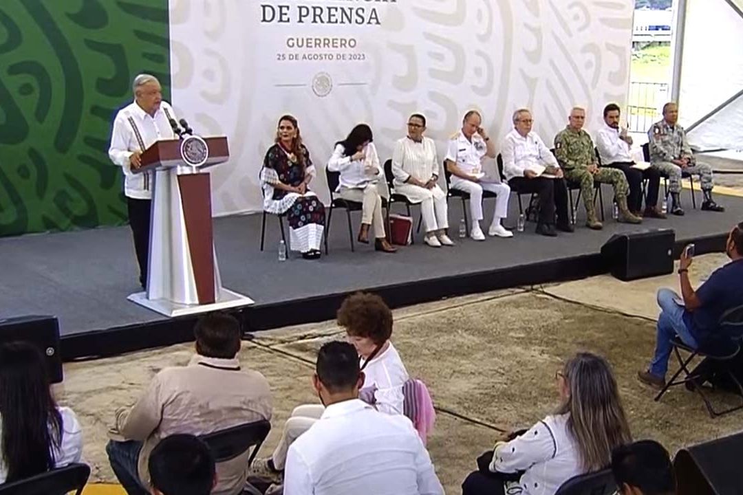 El presidente Andrés Manuel López Obrador presenta su mañanera en Guerrero