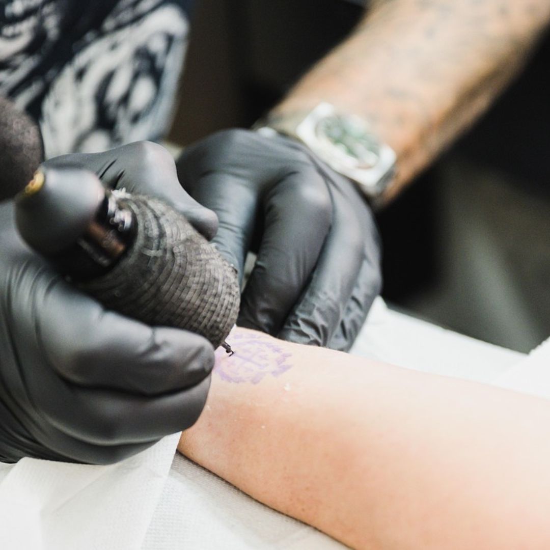 Estos Son los Riesgos a la Salud de Realizarse Tatuajes que Debes Conocer