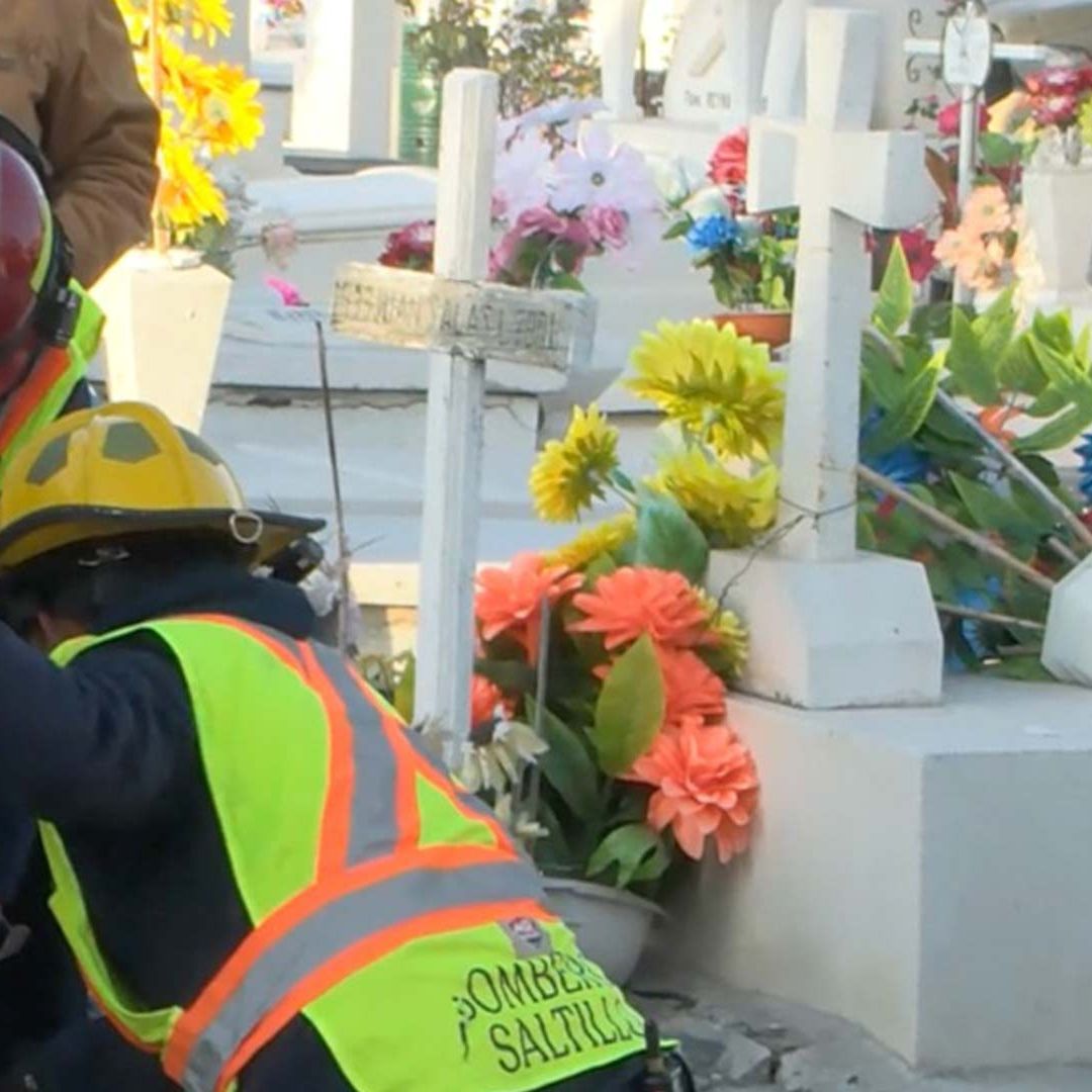 Mujer y Bombero Caen Dentro de Tumba en Panteón de Saltillo