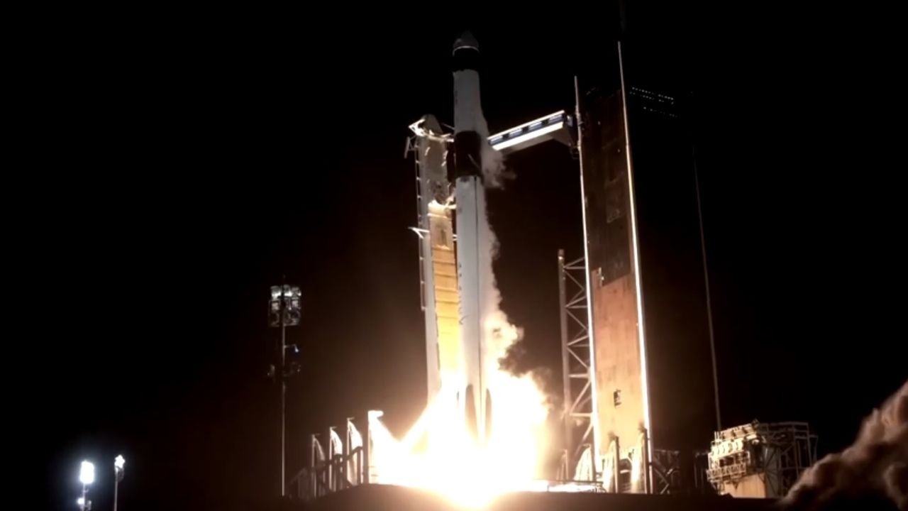Despega con Éxito Cohete de SpaceX Crew-7 Hacia la Estación Espacial Internacional