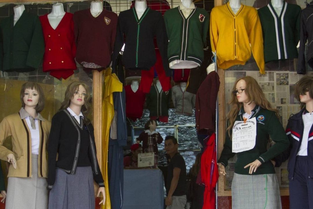 De Última Hora Padres Buscan Uniformes antes del Regreso a Clases