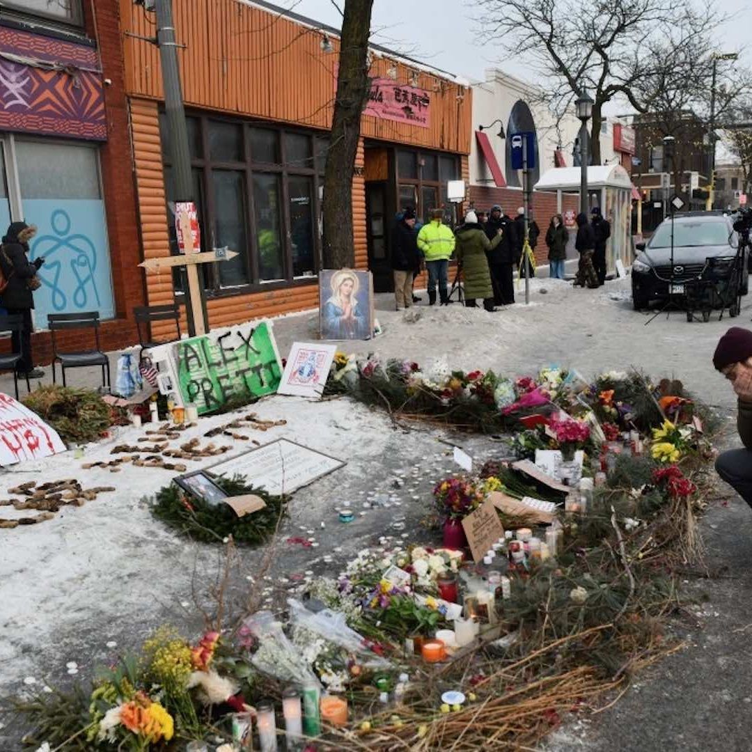 Memorial donde fue asesinado el enfermero Alex Pretti por agentes de ICE