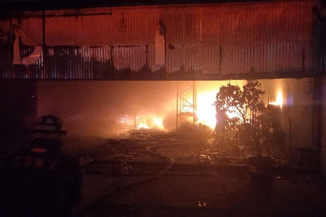 Cuerpos de Bomberos de al menos 6 alcaldías luchan para combatir el incendio que hasta el momento no ha sido controlado