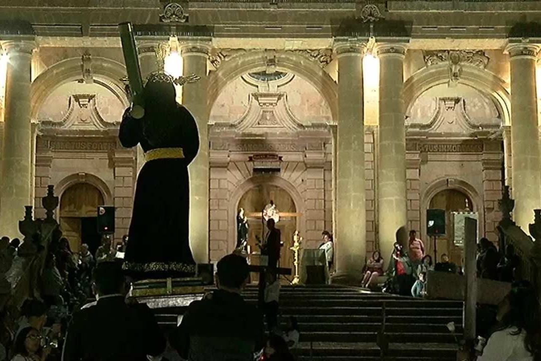 Familiares, creyentes católicos y amigos de los desaparecidos se dieron cita en el mirador del templo de San Miguel Arcángel.