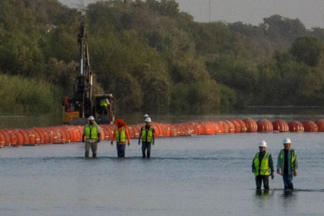 Los migrantes que buscan llegar a EUA siguen enfrentando las boyas y púas que el gobierno de Texas coloca en el Río Bravo