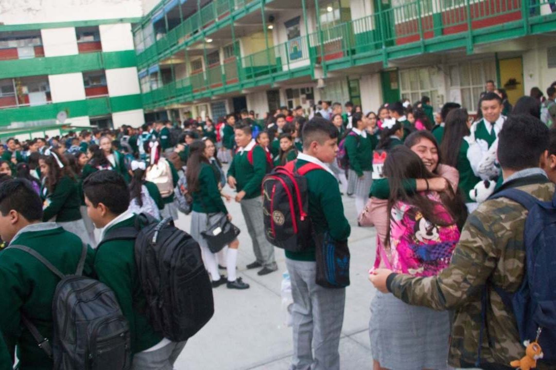Inician clases en México en medio de polémica por libros de texto