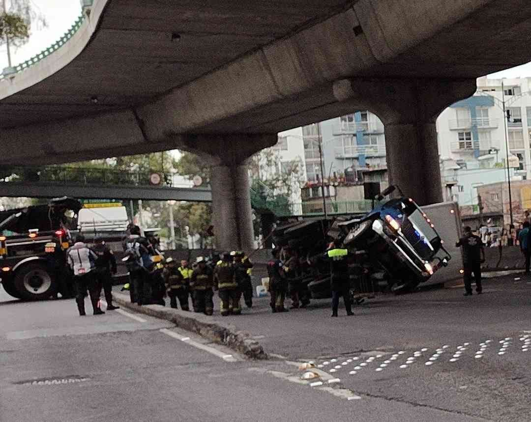Periférico CDMX cerrado por volcadura de camión hoy 28 de agosto de 2023