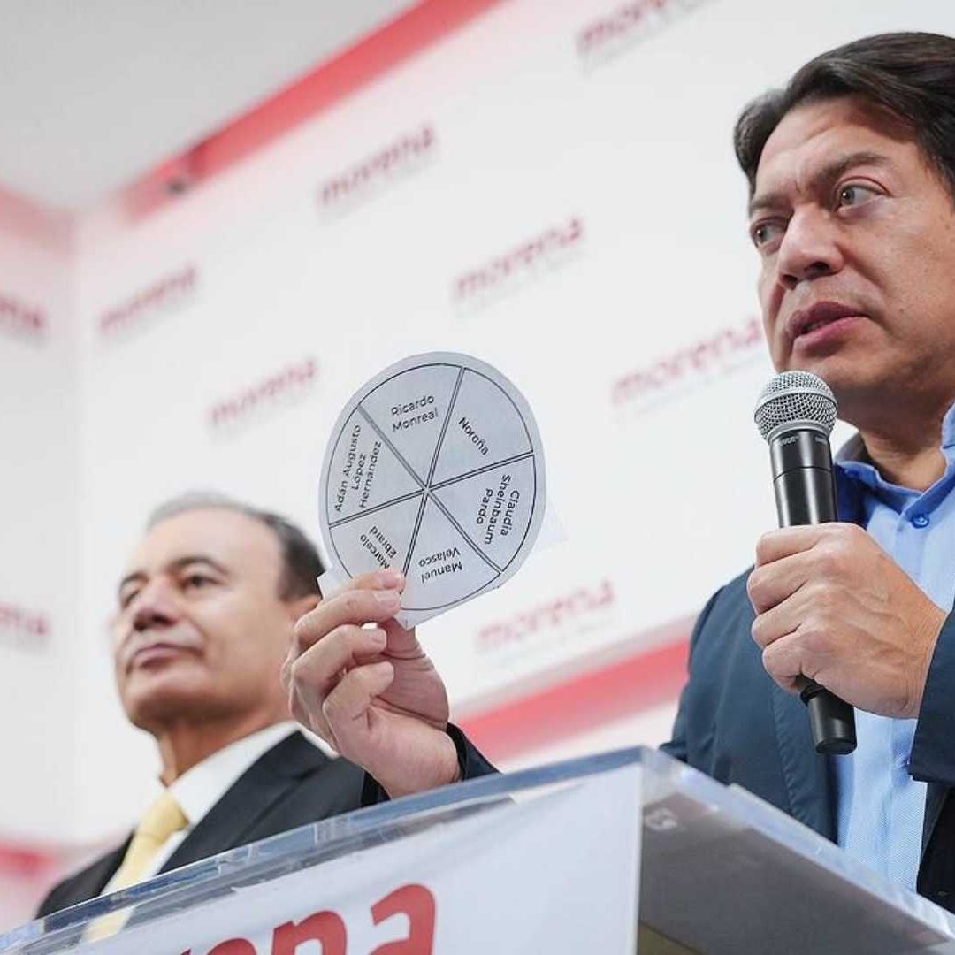 Mario Delgado muestra la boleta que se utilizará en la encuesta.