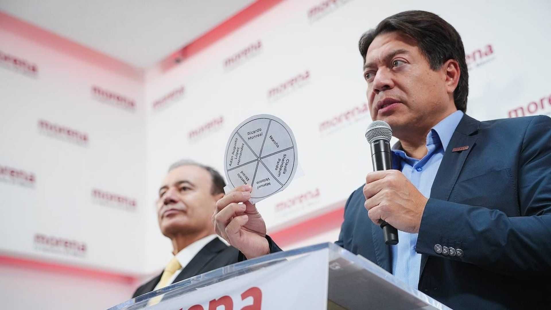 Mario Delgado muestra la boleta que se utilizará en la encuesta.