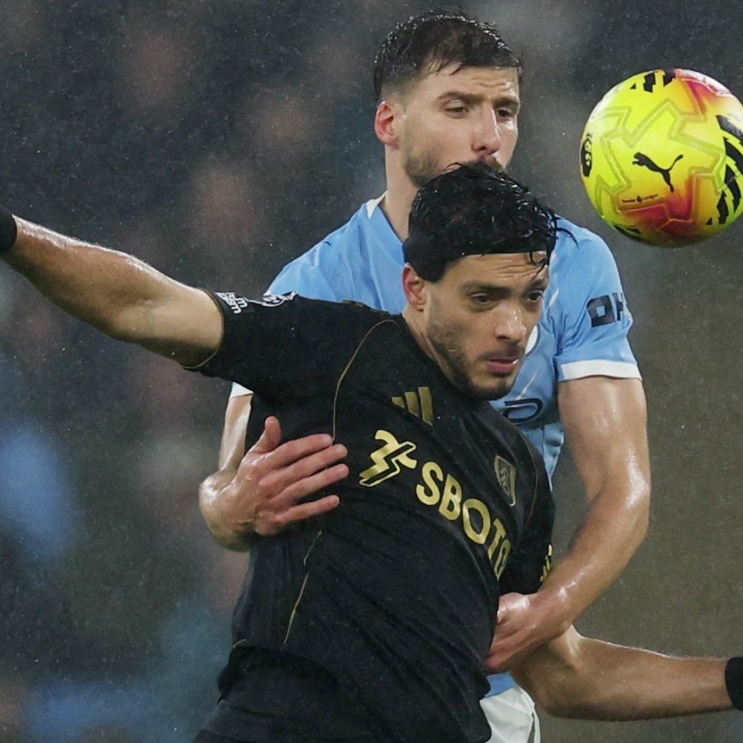 Raúl Jiménez batalló mucho con la marca pegajosa de los defensas del Manchester City, en el Etihad Stadium.