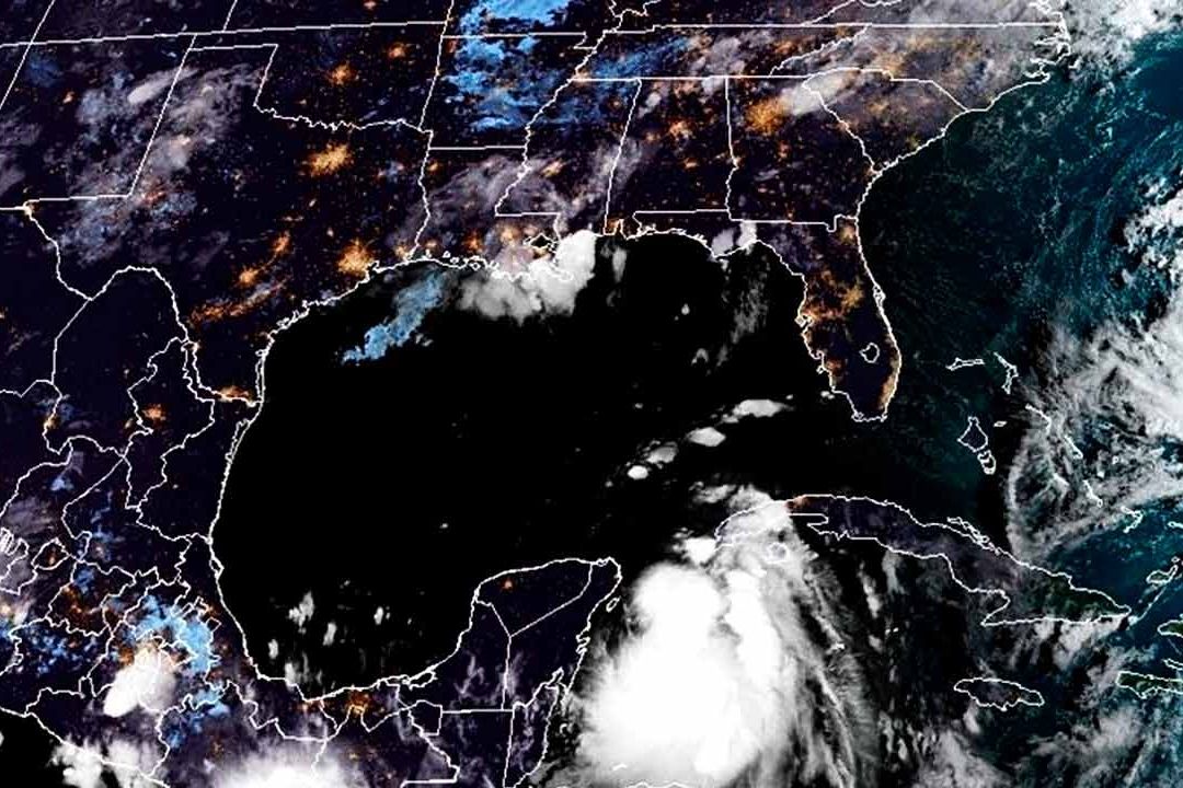 La tormenta tropical Idalia se desplaza hacia el norte en el Golfo de México
