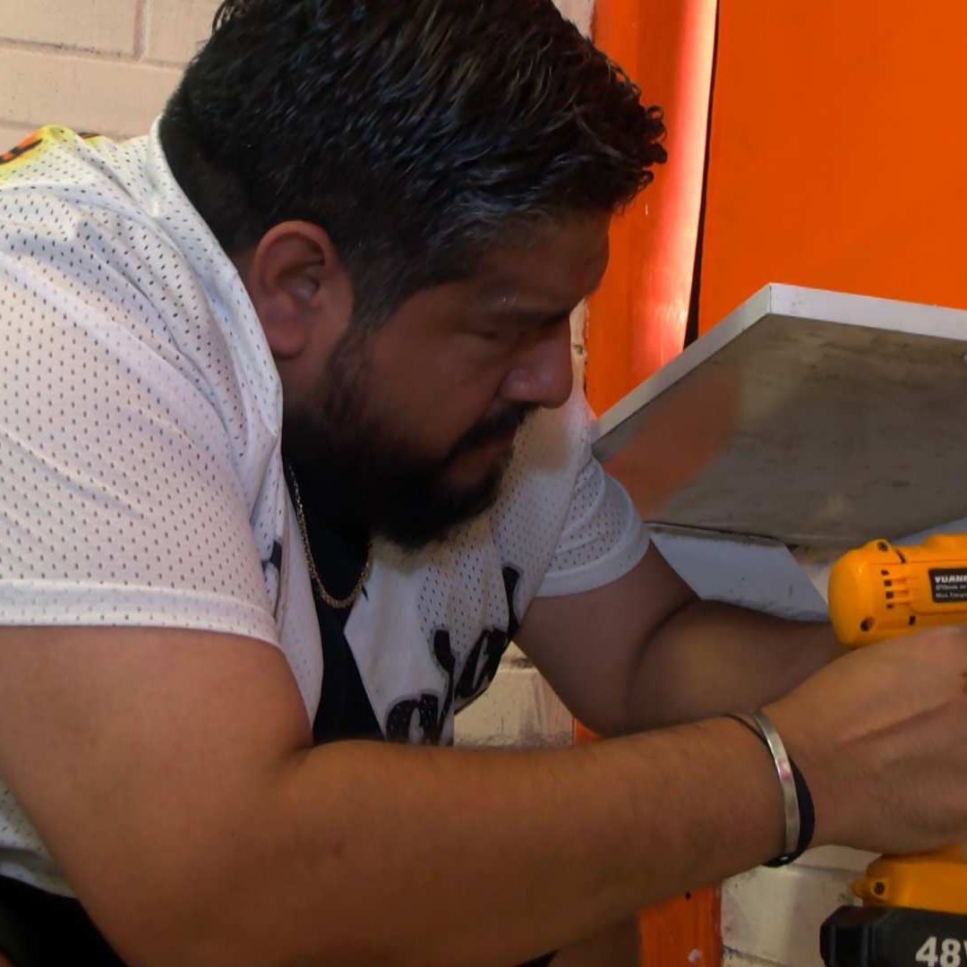 El profesor Carlos pasa horas extra trabajando para que sus alumnos aprendar de una manera muy original