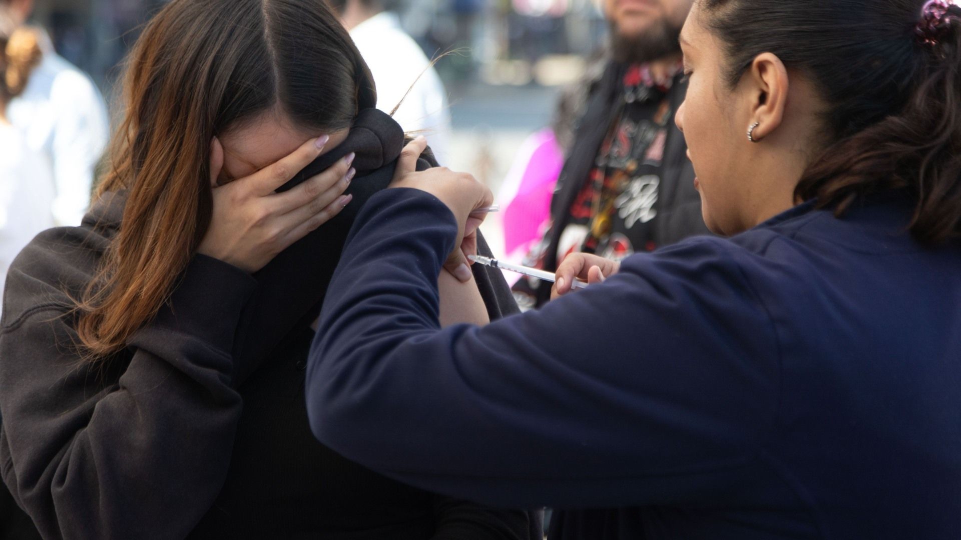 A Buscar la Cartilla: Millennials, Preocupados por si Fueron Vacunados Contra el Sarampión.