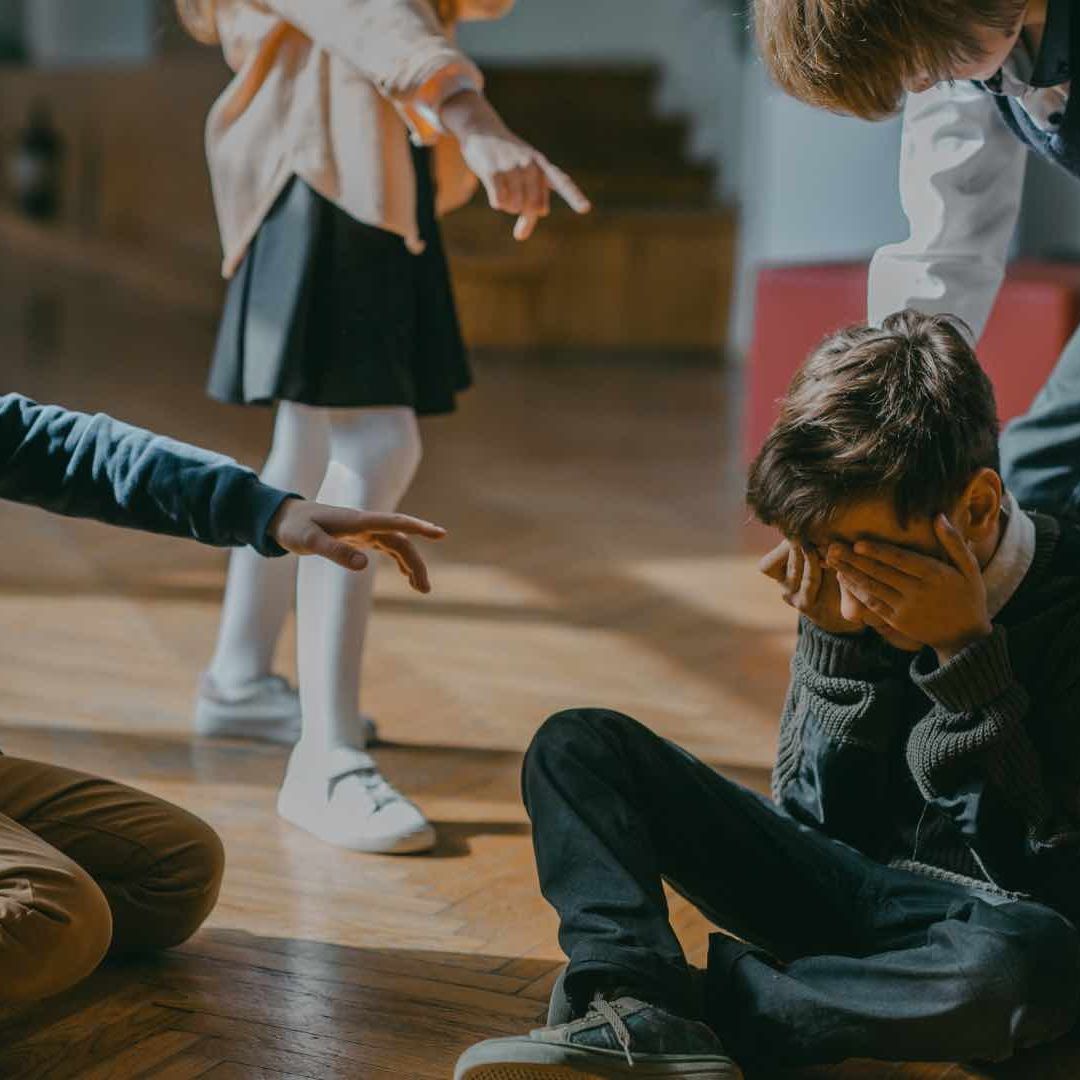Niños cometen bullying a compañeros de clases