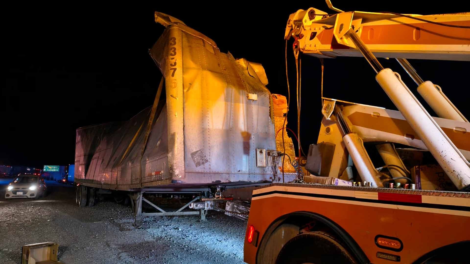 Trailero Vuelca Presuntamente por Exceso de Velocidad en Carretera Los Chorros