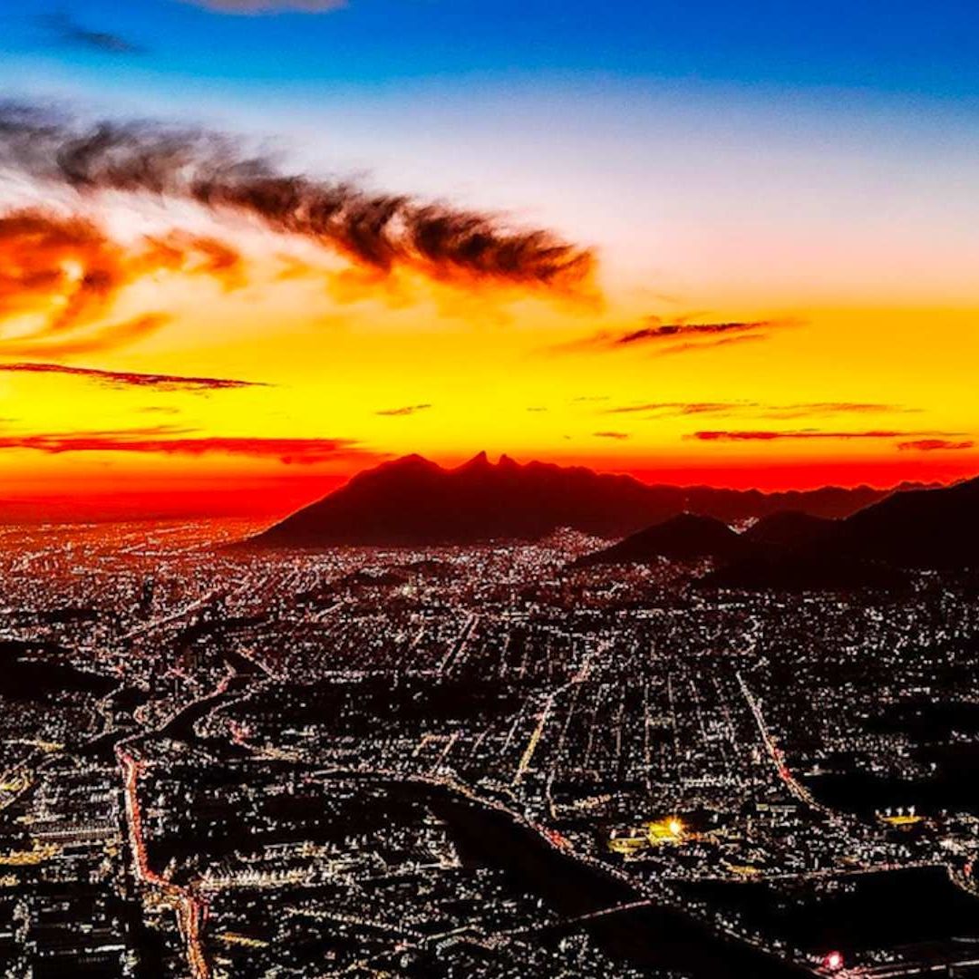 Amanecer en área metropolitana de Monterrey