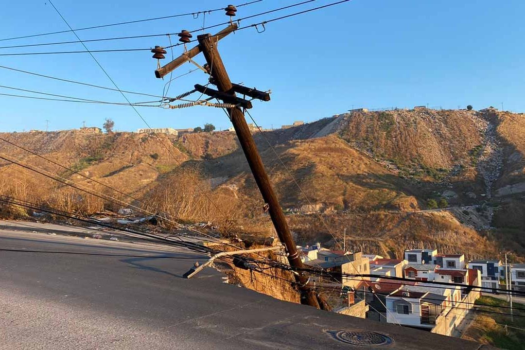 Se abre socavón en la colonia Camino Verde de Tijuana, Baja California