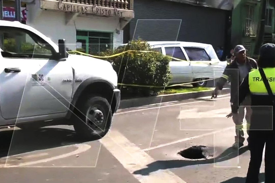 La vialidad fue cerrada por policías de Tránsito sobre avenida Plutarco Elia Calles debido a la formación del socavón