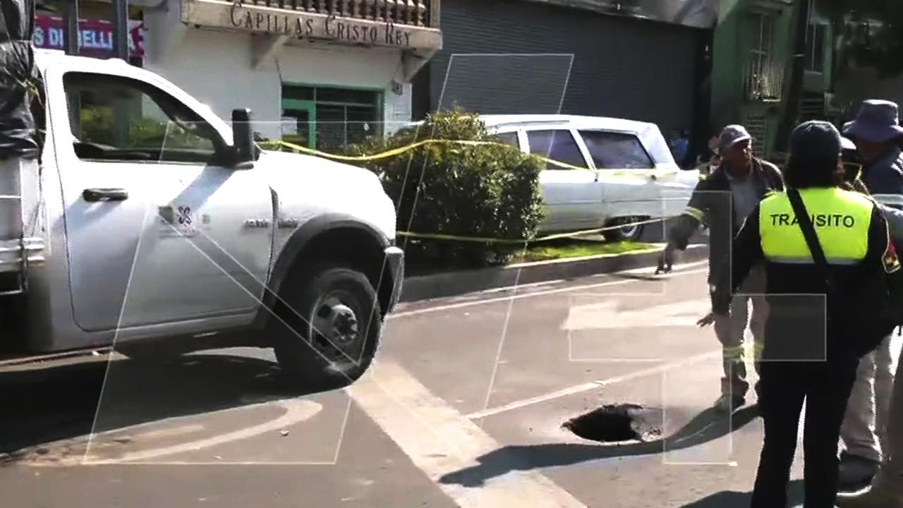 La vialidad fue cerrada por policías de Tránsito sobre avenida Plutarco Elia Calles debido a la formación del socavón